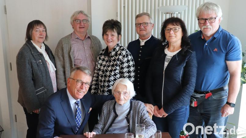 Monika Beer (sitzend) mit Bürgermeister Franz Stahl (vorne, links) und ihren Söhnen und Schwiegertöchtern Winfried und Rita Beer, Reinhard und Resi Beer so wie Dieter und Maria Beer (von rechts). Bild: Stadt Tirschenreuth/exb