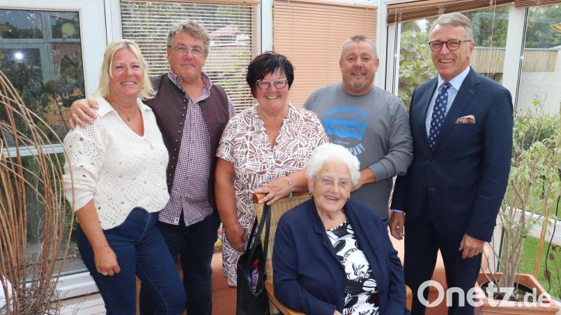 Katharina Bauer (sitzend) mit Bürgermeister Franz Stahl, Sohn Karl Bauer, Tochter Petra Nachtmann, Sohn Gerhard Bauer und dessen Lebensgefährtin Beate Ernst (v.r.). Bild: Stadt Tirschenreuth/exb