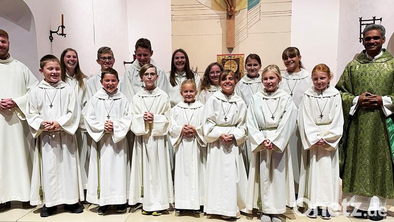 Sieben neue Messdiener (vordere Reihe) unterstützen künftig Pater Joy im Gottesdienst. Die Vorbereitung hatten Pastoralreferent Maximilian Pravida (links) und Oberministrantin Eva Glowka (Dritte von links) übernommen. Bild: Hilmar Zaus