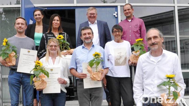 Oberbürgermeister Michael Cerny (Zweiter von rechts, hinten) ehrte die Mitarbeiter zusammen mit der Betriebsratsvorsitzenden Erika Termer (links, hinten). Die Geehrten (von links, hinten nach rechts, vorne) Susann Raithel, Stefan Prüfling, Michael Prechtl, Verena Bauer, Wolfgang Hüttner, Angelika Mussetti und Martin Malitzke. Bild: Karoline Gajeck-Scheuck/exb