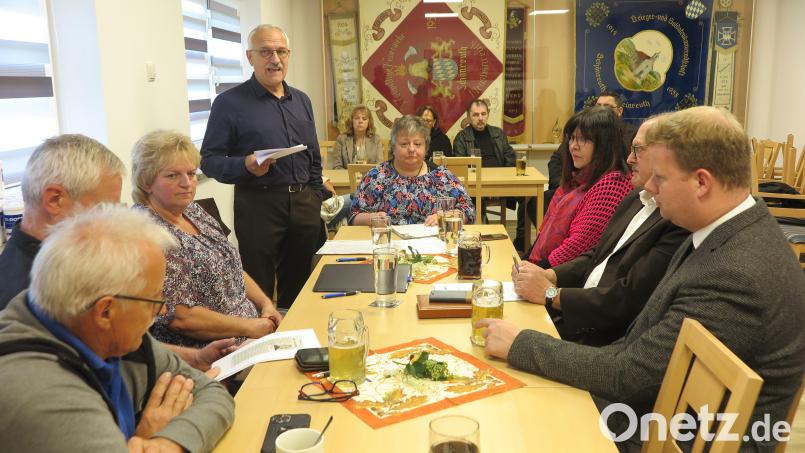 Ortsvorsitzender Ottmar Bothner (stehend) leitete die Jahreshauptversammlung des VdK in Schönreuth. Bild: jzk