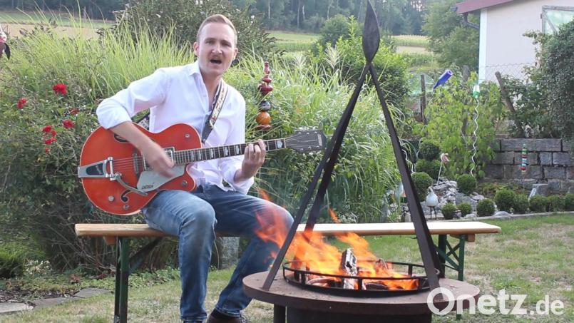 Im Video zu seinem neuen Lied "Burnin" spielt Raphael Stengl den Protagonisten, der an Burnout erkrankt. Screenshot: Stengl/Video: Stengl