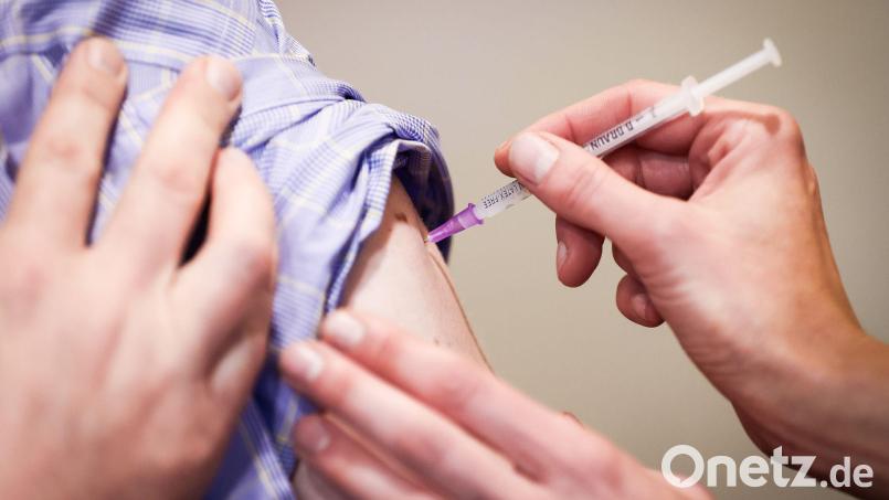 Ein Mann wird gegen Corona geimpft. Bild: Christian Charisius/dpa/Symbolbild