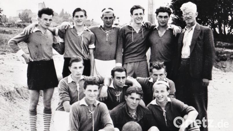 Die erste Mannschaft der DJK Leuchtenberg von 1950 mit Gründungsvorsitzendem Karl Frischhol (hinten, rechts). Die Fußballsparte ist wegen Spielermangels schon Geschichte, als nächstes wird der Verein aufgelöst. Bild: Ernst Frischholz (Archiv)