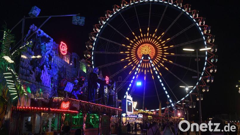 Das Riesenrad auf dem Oktoberfest ist bei Dunkelheit beleuchtet. Bild: Felix Hörhager/dpa