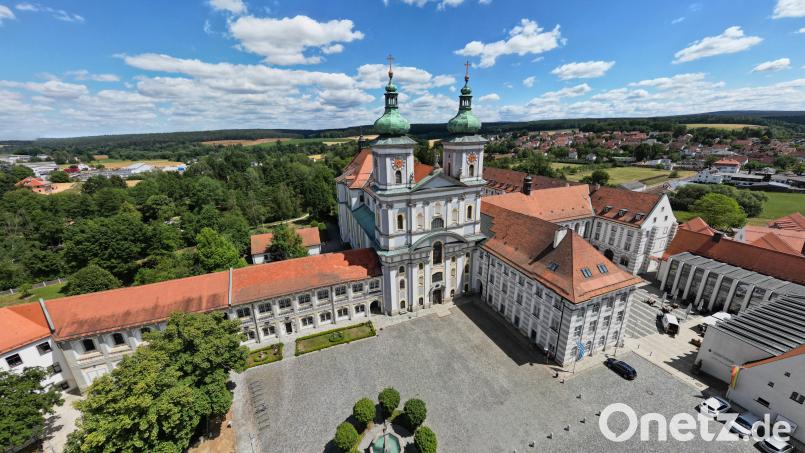 Eine der vielen kurzen Sequenzen im neuen Waldsassen-Imagefilm – der Basilikaplatz von ganz oben. Bild: Stadt Waldsassen/exb