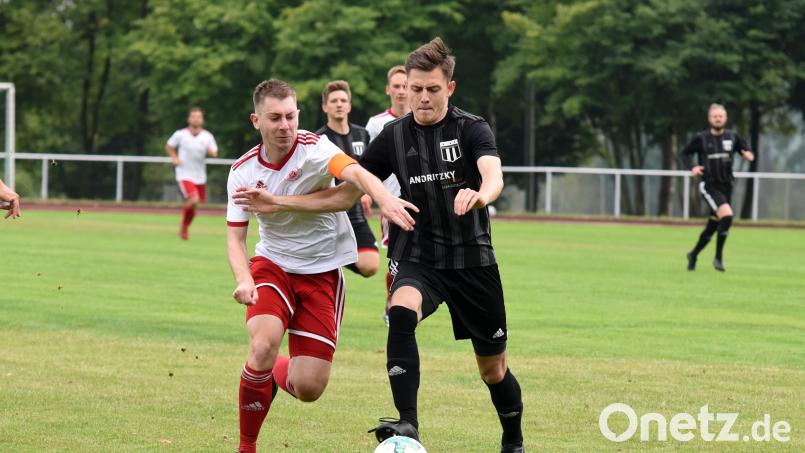 Kapitän Lars Saller (links) kehrt in den Wiesauer Kader zurück. Die SpVgg empfängt am Samstag die Sportfreunde Kondrau. Archivbild: Gebert