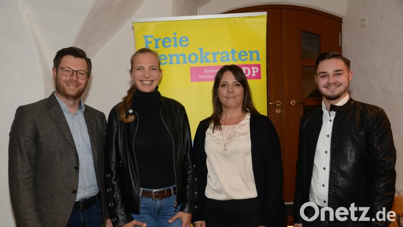Christoph Skutella (links) ist für die Landtagswahl 2023 im Stimmkreis 308 Weiden wieder als Direktkandidat gewählt. Listenkanditatin ist Silke Klotz (Zweite von links). Sascha Anton (rechts) ist für die Bezirkstagswahl 2023 in der Stimmkreiskonfernz zum Direktkandidaten gewählt worden, Sandra Pauly ist Listenkandidatin. Bild: bey