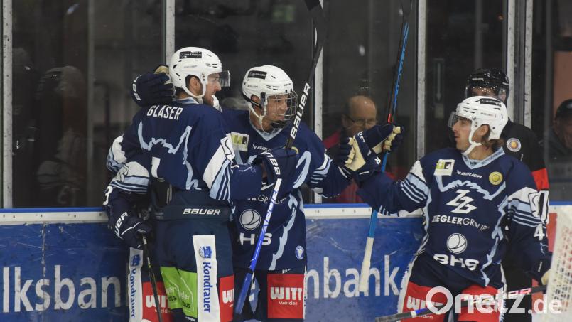 Die Blue Devils starteten mit einem xxx-Sieg gegen den EHC Klostersee in die neue Oberliga-Saison. Hier bejubeln (von links) Luca Gläser, Philipp Siller und Kurt Davis einen Treffer. Bild: Gebert
