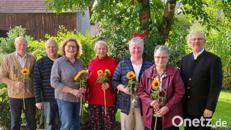 Der neu gewählte Vorstand: (von links) Josef Hoch ( Kassenprüfer), Michael Wellnhofer (Referent), Rita Salomon (1. Vorsitzende), Christa Eiser, Agnes Schneeberger (Kassierführung), Renate Pflug (Schriftführerin) und Pfarrer Herbert Rösl (2. Vorsitzender). Bild: Josef Salomon/exb