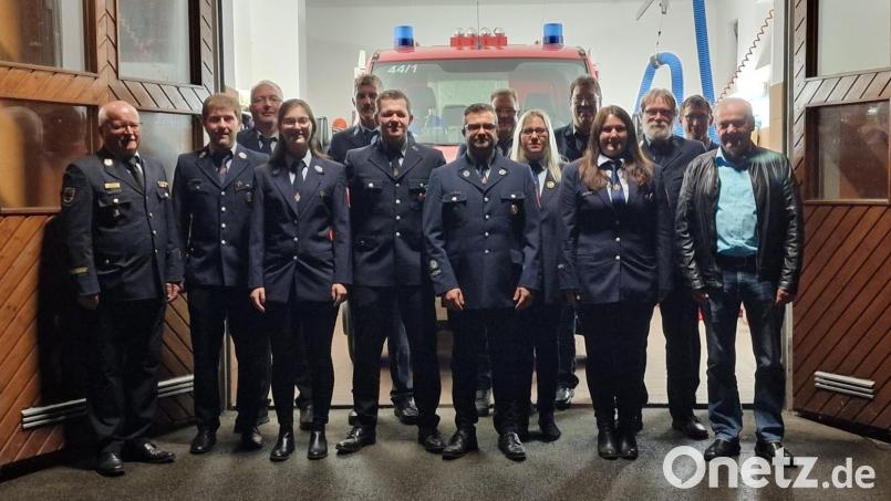 Kreisbrandinspektor Otto Braunreuther (links) und Bürgermeister Günter Kopp (rechts) gratulierten den Neugewählten. Bild: Feuerwehr Lenau/exb