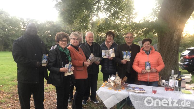 Nach dem Patroziniumsgottesdienst stellten die Vorstandmitglieder des Fördervereins den neuen Flyer vor. Bild: sei