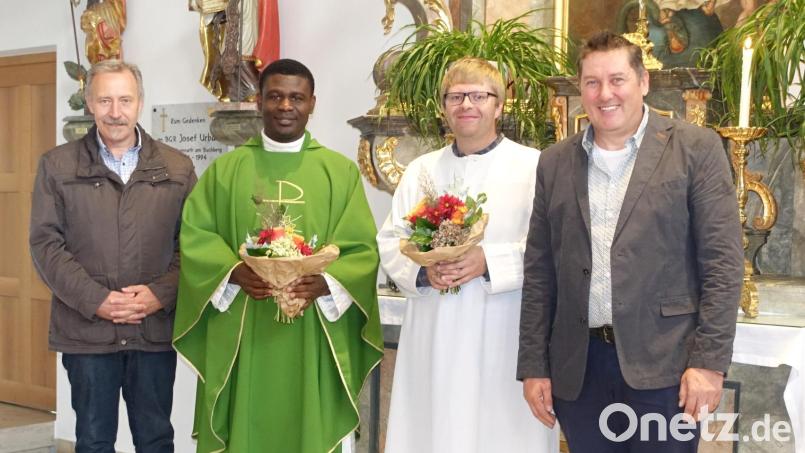Martin Bergmann (links), Pfarrgemeinderatssprecher von St. Vitus, und sein Kollege von St. Margareta, Willi Wiedenbauer (rechts), hießen Pfarrvikar Pater Sylvester (Zweiter von links)und Pastoralreferent Stefan Dotzler willkommen. Bild: ads