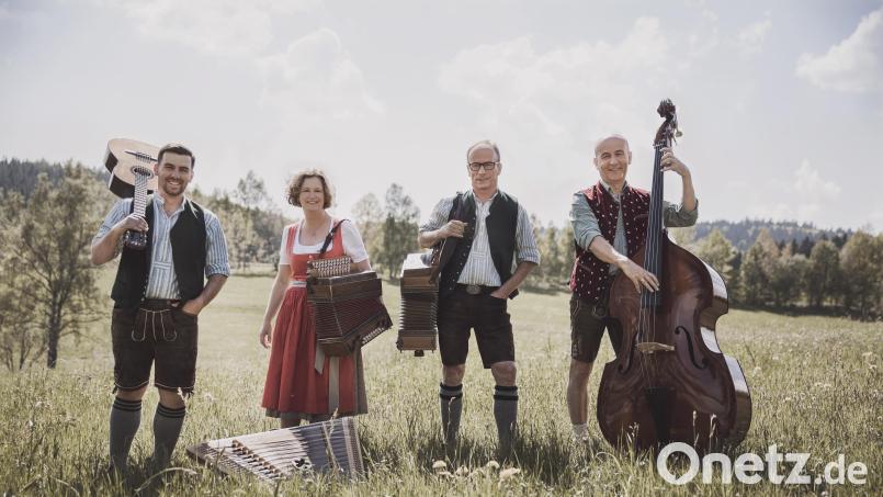 Die Gruppe „Pfiffige Knepf“ aus Vohenstrauß ist beim Dotschkirwa-Auftakt in Neustadt dabei. Bild: Melanie Demel/exb