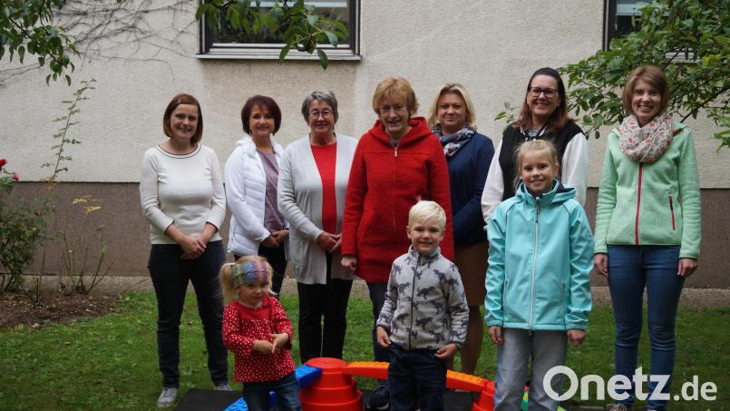Susanne Gradl (Mutter, links), Mitglieder des Führungsteams des Frauenbundes Herz Jesu Rosenberg sowie Anna (vorne, links), ihr Bruder Johannes (vorne, Mitte) und Nachbarsmädchen Paula an der Bewegungsbaustelle. Bild: Frauenbund Herz Jesu