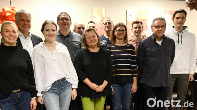 Der TSV Flossenbürg hat seinen Vorstand gewählt. Der Vorsitzende des Hauptvereins, Jürgen Lugert (Fünfter von links), wurde bestätigt, einen Wechsel gab es beim Zweiten Vorsitzenden. Für Peter Meier besetzt nun Michael Jung (Vierter von links) den Posten. Bild: jba