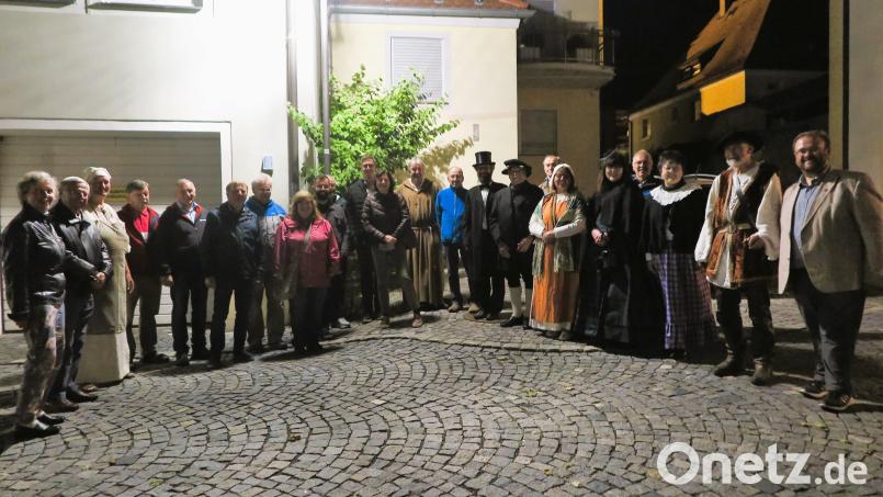 Hans Walter (rechts) bedankte sich bei den Darstellern für die kurzweilige Reise durch die Kemnather Stadtgeschichte. Bild: jzk