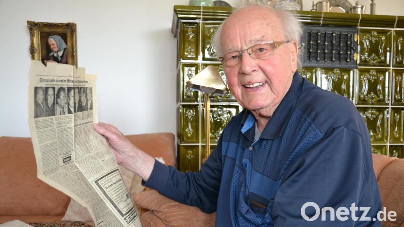 Georg Lippert hat wichtige Zeitungsartikel und Schriftstücke aus der Zeit der Gebietsreform gut aufgehoben. Hier hält er eine Seite in Händen, die von einer lebhaften Diskussion im Kormann-Saal berichtet. Tenor: Der Anschluss des Landkreises Kemnath an Tirschenreuth wäre die schlechteste aller Lösungen. Bild: as