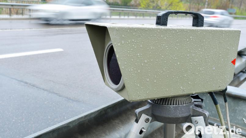 Nach der Geschwindigkeitsmessung der Verkehrspolizei Hof auf der B303 bei Arzberg, müssen acht Autofahrer mit Bußgeldbescheiden rechnen. Symbolbild: Uwe Anspach/dpa