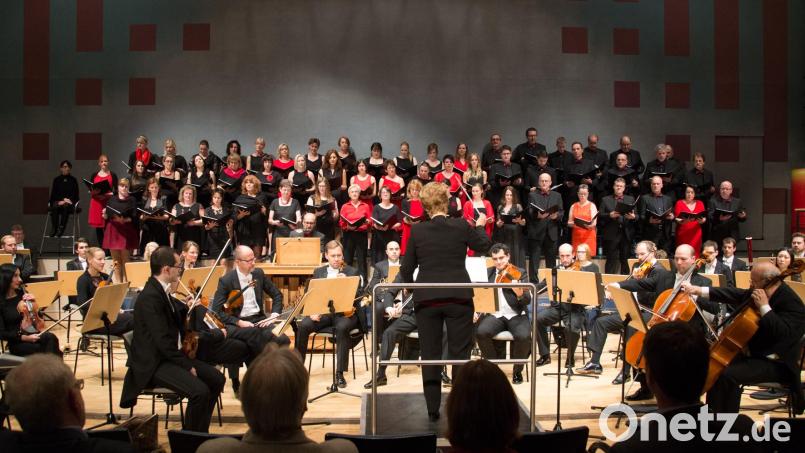 Große Werke aus Klassik und Weltmusik: Die Sängerinnen und Sänger von Singing Witt um Chorleiterin Stefanie Zühlke-Schmidt freuen sich auf die anstehenden Benefizkonzerte in der Max-Reger-Halle. Bild: Witt-Gruppe/exb