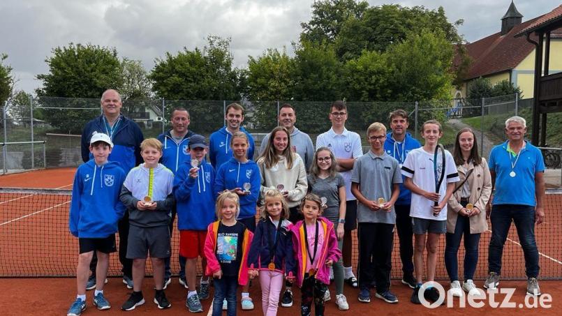 Das sind die Sieger der Vereinsmeisterschaft im Tennis bei der TSG Mantel-Weiherhammer. Im Jugendbereich maßen sich die Spieler auch mit dem TC Etzenricht. Bild: Tennis-Abteilung der TSG Mantel-Weiherhammer