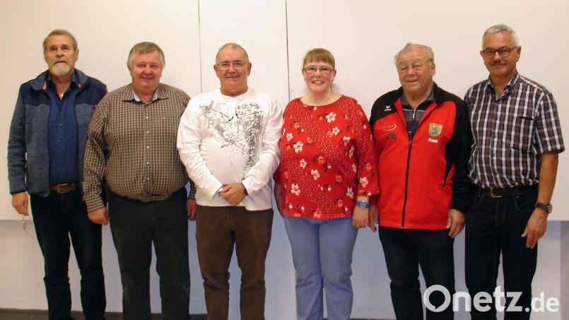 Die Sieger des Freundschaftsschießens von Tell Vilseck und Edelweiß Hirschau (von links): Tell-Schützenmeister Georg Schmer, Werner Bauer, Wolfgang Borisch, Claudia Moll, Franz Hasenstab und Edelweiß-Schützenmeister Günter Heidl. Bild: smr