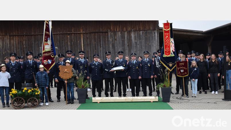 Mit ihrem Patenbitten hatten die Feuerwehrleute aus Adertshausen Erfolg: Die Nachbarn aus Mendorferbuch übernehmen dieses Amt für die 125-Jahr-Feier im Mai 2023. Bild: bö