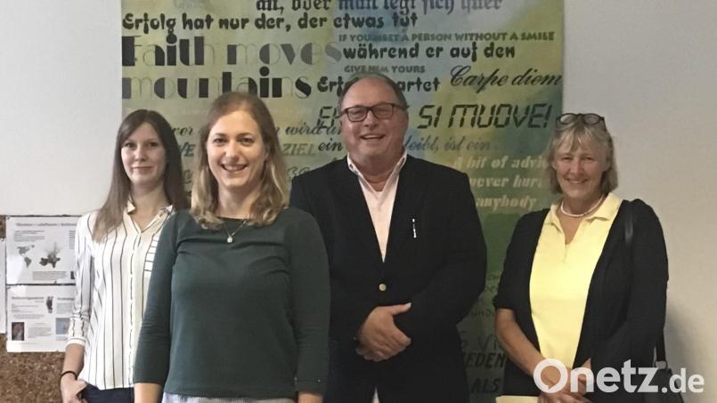 Oberstudiendirektor Stefan Niedermeier hieß die neuen Lehrerinnen willkommen. Im Bild von links Michelle Reno, Lisa Schläger, Stefan Niedermeier und Dr. Maren Kruse-Plaß. Bild: Mary Möller-Hartung/exb