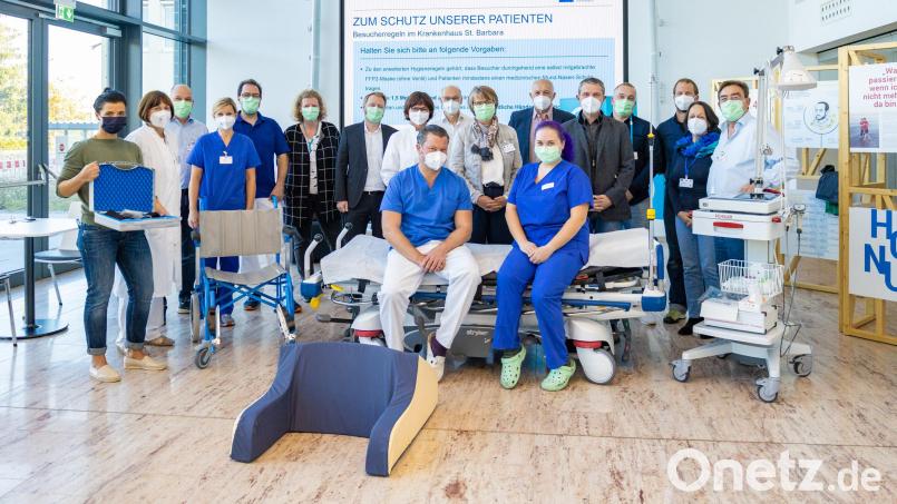 Fördervereinsvorsitzender Andreas Wopperer (Fünfter von rechts) übergab medizinische Geräte im Wert von über 22.000 Euro an das Krankenhaus St. Barbara. Bild: Michael Vogl/exb