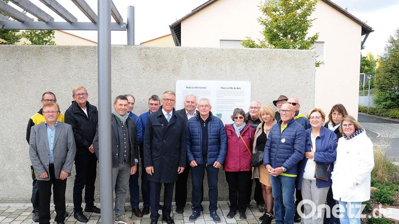 Feierten gemeinsam die 20-jährige deutsch-französische Städtepartnerschaft: Bürgermeister Franz Stahl (Siebter von links) und „amitié“-Vorsitzender Peter Gold (Achter von links) begrüßten eine Delegation aus La Ville du Bois mit Jean-Pierre Meur (Mitte), seiner Stellvertreterin Martine Peureux und dem Vorsitzenden des Partnerschaftsvereins E.C.R.I Christian Peureux (Achter von rechts). Bild: Stadt Tirschenreuth/exb