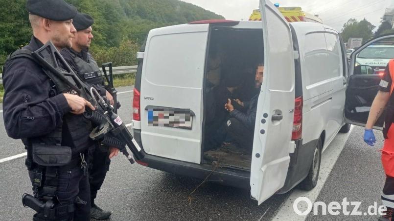 Täglich greift die Polizei entlang der Balkanroute illegal geschleuste Flüchtlinge auf (im Bild Slowakei). Die Schlepperstrecke ist belebt wie zuletzt 2015. Bild: Policia Slovenskej republiky