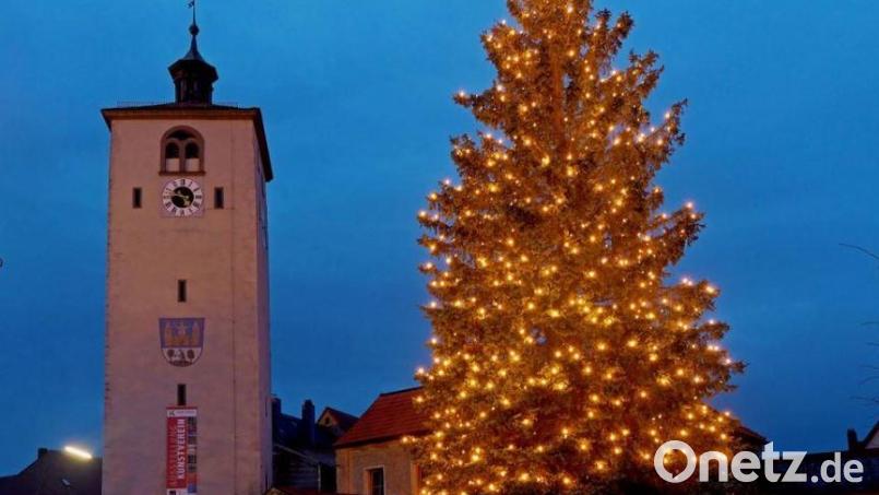 Energiesparen ist angesagt, deshalb wird heuer in der Adventszeit an manchen Stellen in Tirschenreuth kein Christbaum leuchten. Der Weihnachtsbaum am Klettnersturm (Bild) sowie am Marktplatz werden aber strahlen. Archivbild: Norbert Grüner