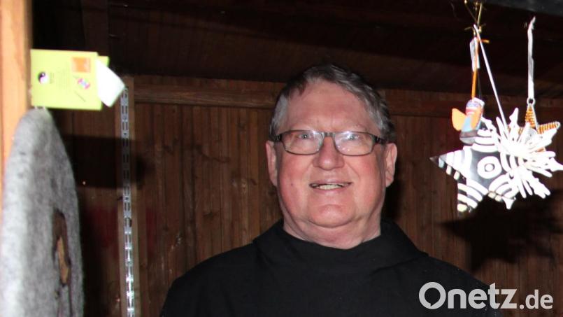 So kannten Bruder Manuel Witt viele Neustädter. Hinter dem Adventsstandl des AWO verkaufte er Waren des Fair-Handels des Klosters Münsterschwarzach. Kurz nach seinem 75. Geburtstag ist er am Montag plötzlich verstorben. Archivbild: prh