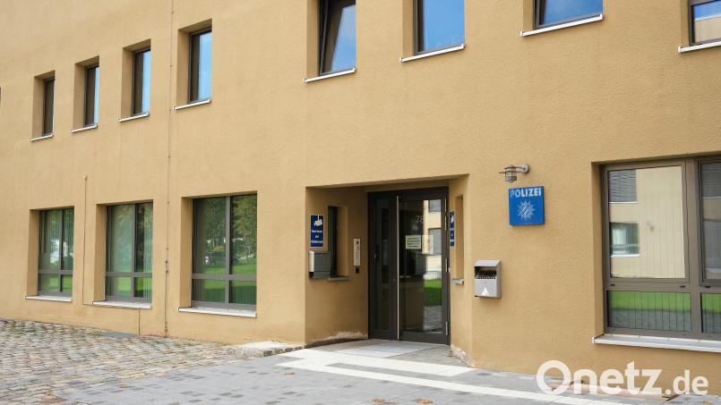 Heute ist die Schwandorfer Polizeiinspektion an der Wackersdorfer Straße. Nach der Auflösung der Stadtpolizei zogen die Beamten zunächst in die ehemalige Gemeindekanzlei nach Krondorf um, ehe im Jahr 1987 das jetzige Gebäude Heimat der Schwandorfer Polizei wurde. Bild: Hirsch