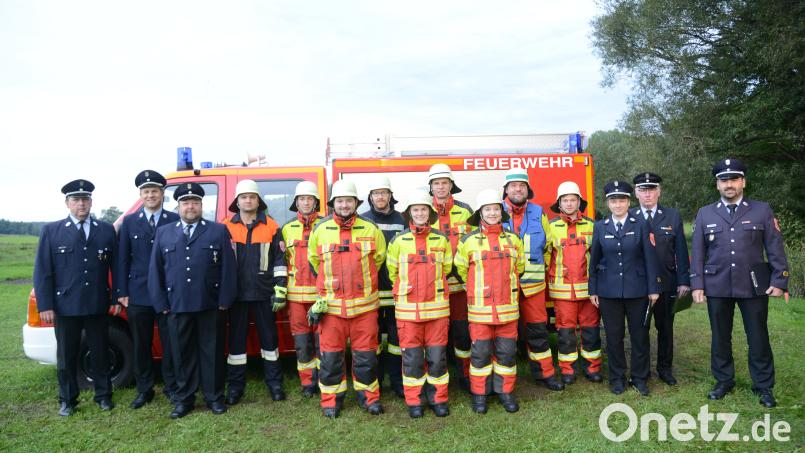 Die Führungsspitze der Feuerwehr Hammerles mit zweitem Kommandant Max Schraml, erstem Kommandant Konrad Adam und Vorsitzenden Wolfgang Schraml (von links) freut sich über die erfolgreich abgelegte Leistungsprüfung der 51. Gruppe der Feuerwehr. Bild: bey