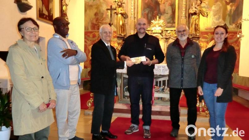 Spendenübergabe in der St. Salvatorkirche. Von links: Kassenverwalterin der KV Dr. Barbara Schwandner, Pfarrvikar Dr. Paul Enzenwa, Pfarrer Josef Häring, FFW Vorsitzender Johannes Meiler, Kirchenpfleger Josef Schieder und Lena Scheck, Kassiererin der FFW Störnstein. Bild: Andrea Seidl/exb