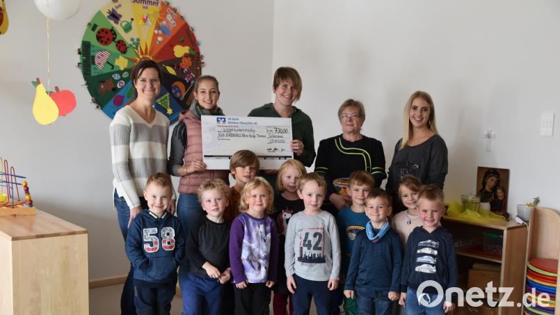 Durch den Erlös eines Nachhaltigkeitsmarktes in Schönsee konnten die Organisatorinnen dem Katholischen Kinderhaus eine Spende von 730 Euro überreichen. Bild: Verwaltungsgemeinschaft Schönsee/exb