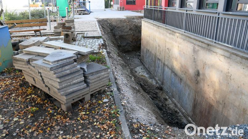 Der Pausenhof der Grundschule ist derzeit eine Baustelle. Die soll nach dem Willen des Bauausschusses ausgeweitet werden. Bild: Gabi Schönberger
