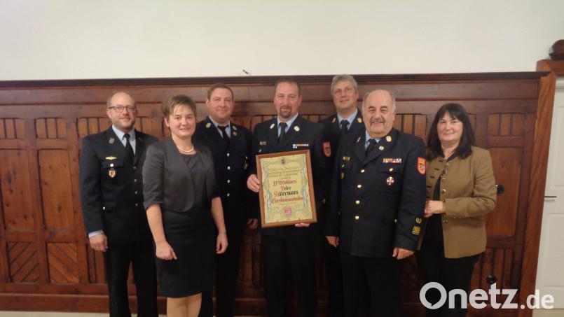 Die Marktgemeinde und die FFW Winklarn ernennen Peter Killermann (Mitte) zum Ehrenkommandanten. Bild: amö