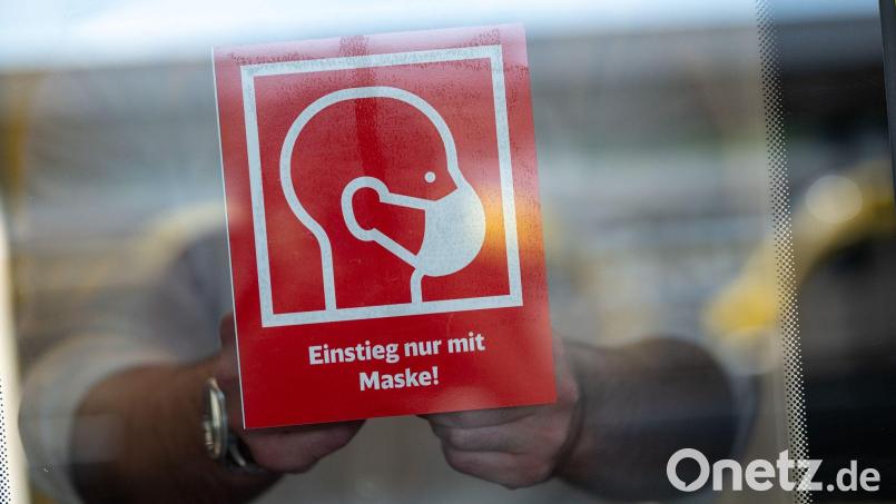 In Fernzügen und auch Fernbussen wie etwa Flixbus müssen Fahrgäste seit diesem Samstag FFP2-Masken tragen. Symbolbild: Sebastian Gollnow/dpa