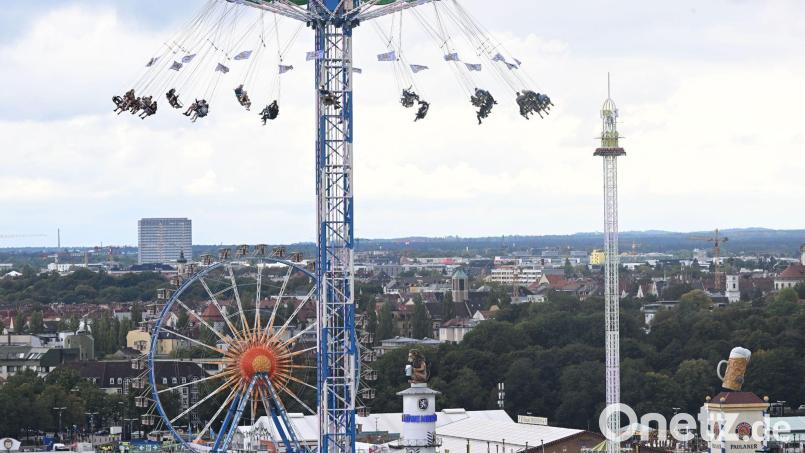 Das Riesenrad und ein Kettenkarussell sind auf dem Festgelände des Oktoberfestes zu sehen. Bild: Felix Hörhager/dpa