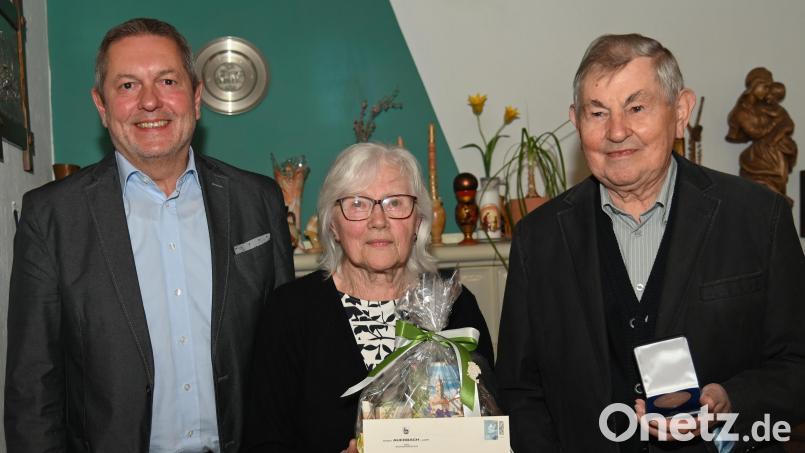 Bürgermeister Joachim Neuß (links) mit Anni und Karl Fuchs an dessen 90. Geburtstag. Bild: gf