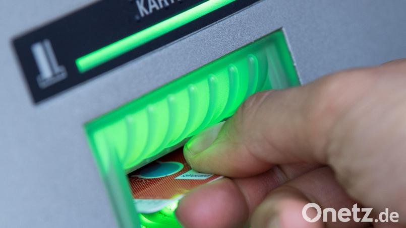 Ein Unbekannter hat am Samstag versucht, mit einer fremden Kreditkarte in Hersbruck an Bargeld zu gelangen. Symbolbild: Fabian Sommer/dpa
