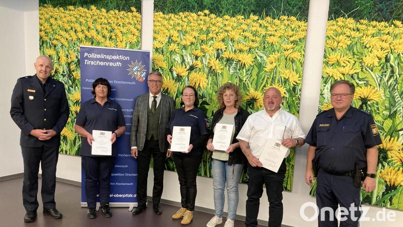 Inspektionsleiter Günther Burkhard (links), Polizeihauptkommissar Stefan Hage (rechts) und Bürgermeister Franz Stahl (Dritter von links) zeichneteten Olga Wölfl (Zweite von links), Harald Wagner, Monika Wagner und Michaela Gruber (Zweiter bis Vierte von rechts) für ihr langjähriges Engagement bei der Sicherheitswacht aus. Bild: Polizeiinspektion Tirschenreuth/exb