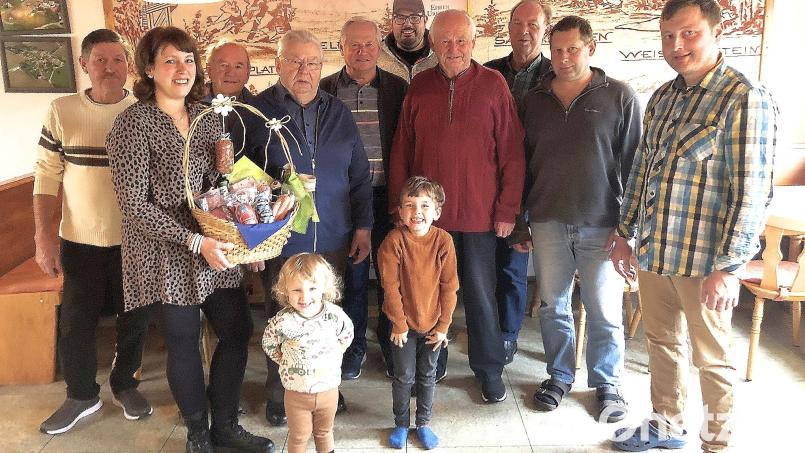 Erich Göhl (Vierter von links) freute sich über die Glückwünsche anlässlich seines 85. Geburtstages. Im Namen der Stammtischfreunde gratulierten die Wirtsleute, Jasmin Gleißner (Zweite von links), Harald Gleißner (rechts) und die beiden Jungen Anton und Xaver (vorne von links). Bild: wro