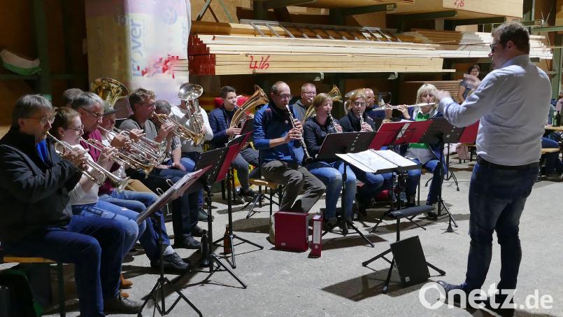 Ohne große Proben und spontan aufgespielt: Das Ehemaligenorchester der Blaskapelle St. Ägidius sorgte für eine Überraschung beim Saisonabschluss. Bild: bö