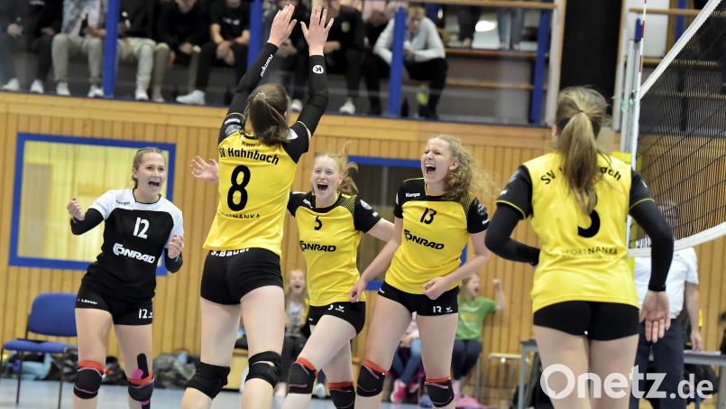 Riesengroßer Jubel herrschte bei Marie Heidlinger (links), Celine Schüll (2.v.l.) Lisa Kölbel (3.v.r.), Lisa Großmann (2.v.r.) und Mira Sperber (rechts) vom SV Hahnbach über den Sieg zum Auftakt der neuen Saison im ersten Heimspiel gegen den TSV Straubing. Bild: Hubert Ziegler