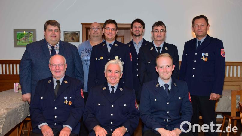 Ausgeschieden sind (sitzend, von links) der langjährige Feuerwehrmann Hubert Lang und der bisherige Vorsitzende Hans Pickel; rechts daneben Kassenprüfer Nico Schmidt. Stehend von links Bürgermeister Dieter Dehling, Kassier Markus Schmidt, der neue Vorsitzende Benjamin Hiltl, Schriftführer David Meier, Kommandant Klaus Kölbel und Beisitzer Georg Heinl. Bild: no
