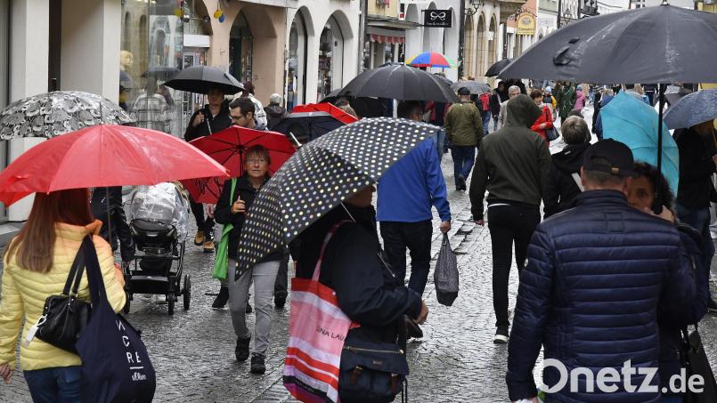 So sah es am Sonntagnachmittag in der Amberger Altstadt aus: Ohne Regenschutz ging nichts. Bild: Petra Hartl