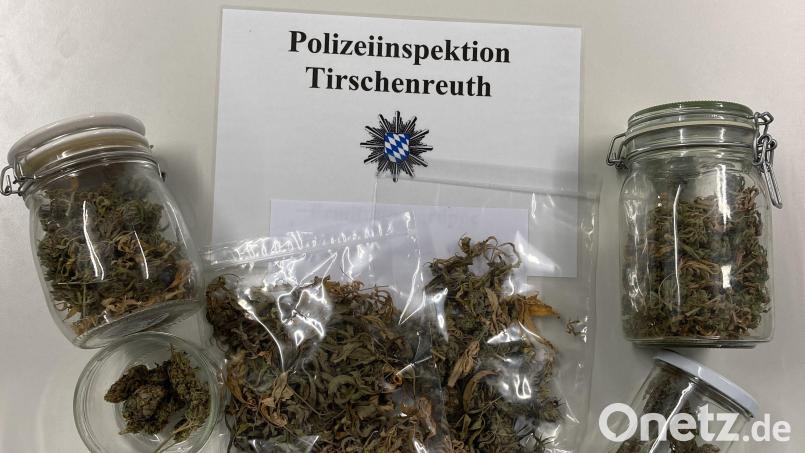 Die in einer Wohnung in Plößberg sichergestellten Betäubungsmittel. Bild: Polizeiinspektion Tirschenreuth/exb